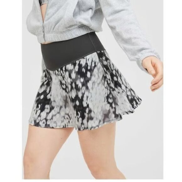 Offline By Aerie Black & Gray Printed Lightweight & Stretchy Women's skirt Size - Picture 1 of 7